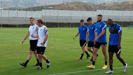Robert Moreno, junto a su segundo Dani Guindos, mientras saltaba el equipo al césped de la Ciudad Deportiva (FRAN CALVO)