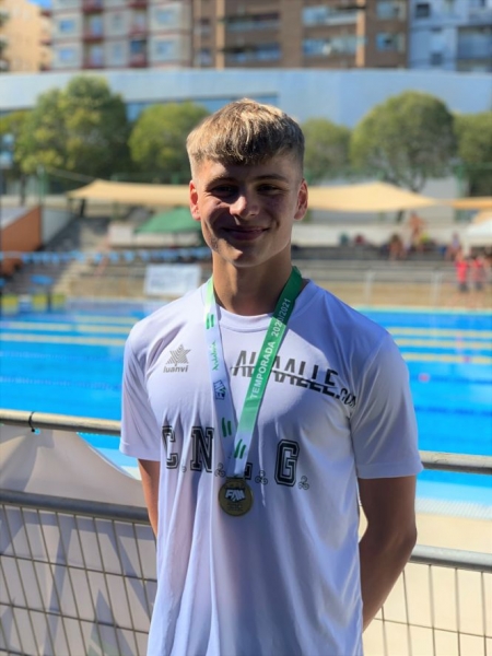 Alex Nurminen posa con una de sus medallas (AYTO. VEGAS DEL GENIL) 