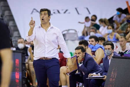Pablo Pin dando instrucciones durante el pasado Play Off (FERMÍN RODRÍGUEZ / FUNDACIÓN CB GRANADA) 