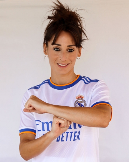 Esther González posa con su nueva camiseta, la del Real Madrid (REAL MADRID FEMENINO)