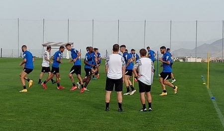 Robert Moreno (de espaldas a la izq.), junto a Dani Guindos, observa el calentamiento de sus jugadores durante la mañana de hoy (FRAN CALVO)