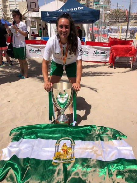 Elisa Pérez posa con la copa conquistada (CD VÉLEZ DE BENAUDALLA) 