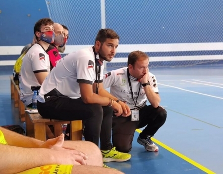 Javier Elvira observa un partido agachado (BM MARACENA)