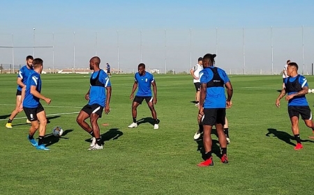 Azeez, en el centro de la imagen, durante el rondo realizado esta mañana en la Ciudad Deportiva (FRAN CALVO)