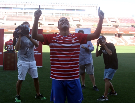 Carlos Bacca en su presentación en el estadio de Los Cármenes (JOSÉ VELASCO)