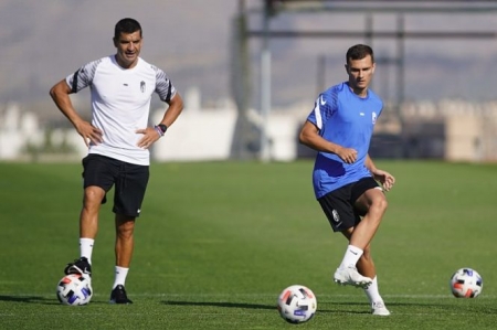 Rubén Torrecilla observa el entrenamiento de su equipo (GRANADA CF) 