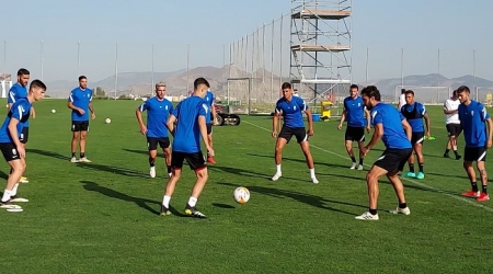 Monchu, dentro en el rondo, durante el entrenamiento de ayer con su nuevo equipo (FRAN CALVO)