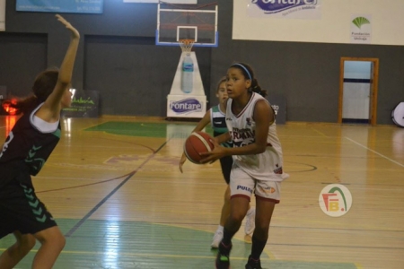 Una jugadora del conjunto granadino durante el partido (FUNDACIÓN CB GRANADA) 