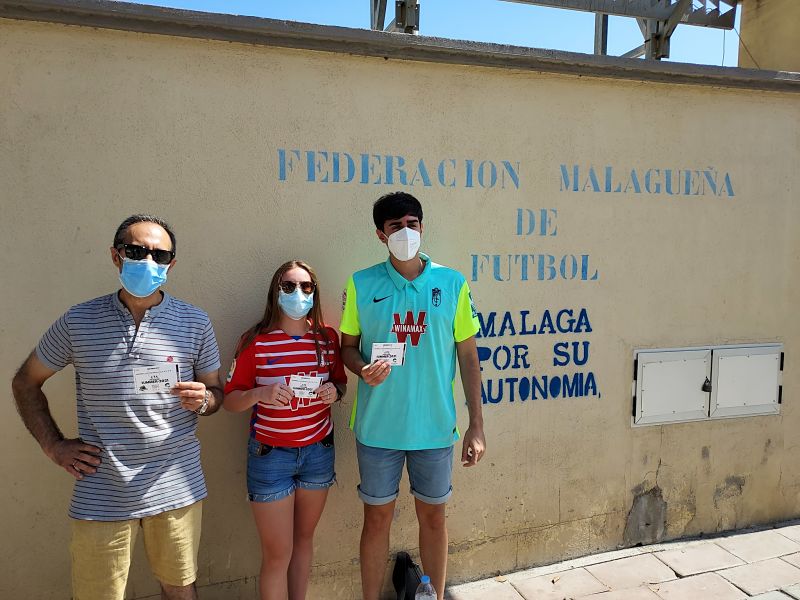 Aficionados granadinistas posan satisfechos con su entrada a las puertas de la Ciudad Deportiva de la RFAF de Málaga (FRAN CALVO) Aficionados granadinistas posan satisfechos con su entrada a las puertas de la Ciudad Deportiva de la RFAF de Málaga (FRAN CALVO)
