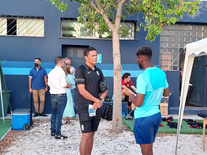 Carlos Bacca, al término del encuentro de ayer, charla con un futbolista del Bournemouth (FRAN CALVO) Carlos Bacca, al término del encuentro de ayer, charla con un futbolista del Bournemouth (FRAN CALVO)