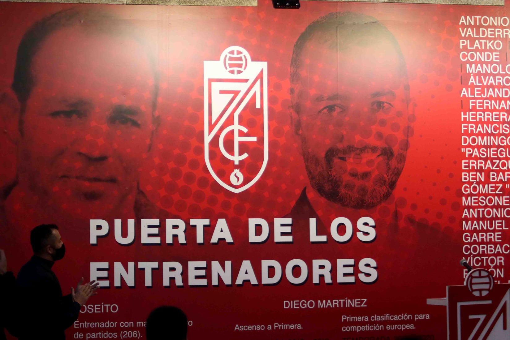 Diego Martínez, mejor entrenador de la historia del Granada tras la votación organizada por la AEPD, aplaude frente a su rostro, junto al de Joseíto, en la Puerta de los Entrenadores (JOSÉ VELASCO / GRJ) Diego Martínez, mejor entrenador de la historia del Granada tras la votación organizada por la AEPD, aplaude frente a su rostro, junto al de Joseíto, en la Puerta de los Entrenadores (JOSÉ VELASCO / GRJ)