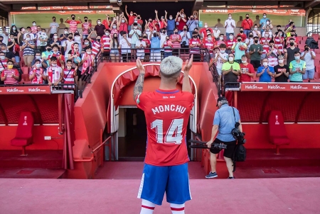 Monchu saluda a los aficionados desde el césped de Los Cármenes (JOSÉ VELASCO)