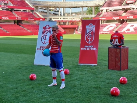 Monchu se besa el escudo del Granada durante la presentación (FRAN CALVO)