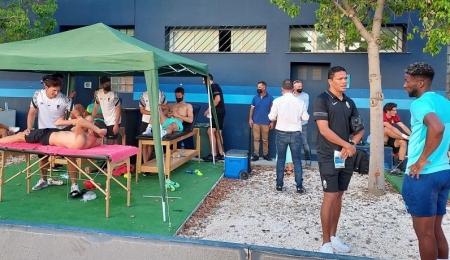 Bacca conversa con un jugador del Bournemouth mientras algunos de sus compañeros son tratados por los fisios al final del partido ante el conjunto inglés en Málaga (FRAN CALVO)