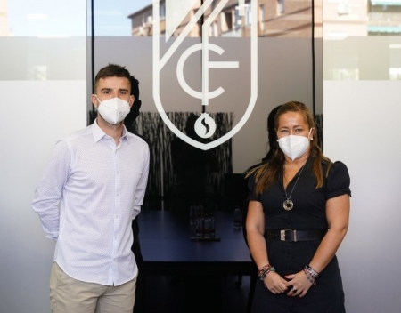 Roger Lamesa, que será el nuevo entrenador del Granada Femenino, junto a Patricia Rodríguez (GCF)