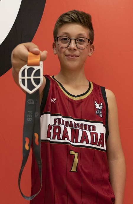 Alejandro Sánchez posa con una medalla conseguida (FUNDACIÓN CB GRANADA)