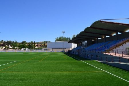 Así luce el nuevo césped artificial que se ha instalado en el municipal Antonio Bailón de Peligros (AYTO. PELIGROS)