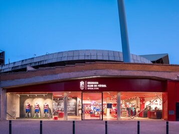 Los abonados del Granada podrán recoger su carnet físico a partir de mañana en la tienda oficial del `Nuevo Los Cármenes` (MOLTO LUCE)