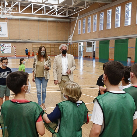 El Concejald e deportes, José ANtonio Huertas ha visitado uno de los campus deprotivos (JAVIER ALGARRA / AYUNTAMIENTO)