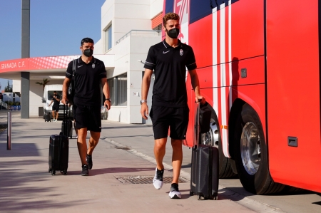 Domingos Duarte y Jorge Molina suben en el autobús esta mañana para partir hacia Marbella (PEPE VILLOSLADA / GCF)