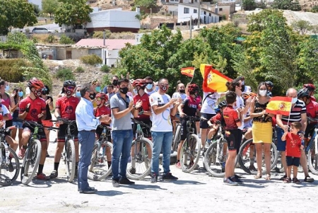 Jóvenes ciclistas de la escuela y sus familiares, además de responsables municipales y la mujer y el hijo de David Valero, Sandra y Marco, se han dado cita en el Circuito Municipal BTT Montaña `David Valero` para celebrar su victoria (AYTO. BAZA) 