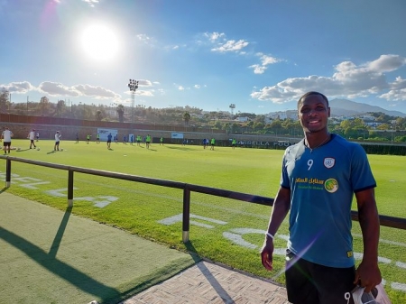 Odion Ighalo posa para Granada En Juego durante el entrenamiento del Granada después de saludar a varios ex compañeros (FRAN CALVO)