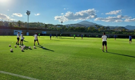 Imagen del entrenamiento de ayer del Granada en el Marbella Football Center (FRAN CALVO)