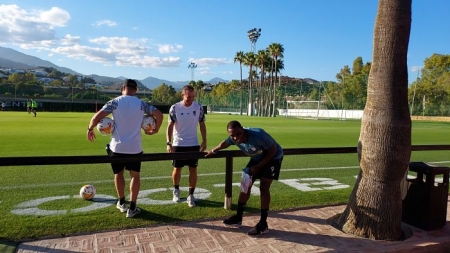 Ighalo ríe durante su charla con  miembros del Granada en el Marbella Football Center (FRAN CALVO)