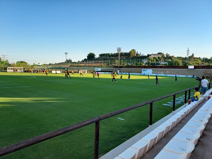 El campo anexo al de entrenamiento del Granada albergó el Las Palmas - Wolverhampton mientras trabajaba el conjunto de Robert Moreno (FRAN CALVO) El campo anexo al de entrenamiento del Granada albergó el Las Palmas - Wolverhampton mientras trabajaba el conjunto de Robert Moreno (FRAN CALVO)