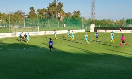 Lance del encuentro entre Granada y Espanyol en el Marbella Football Center (FRAN CALVO)