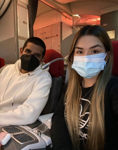 Luis Abram y su mujer, en el vuelo que les ha llevado hoy desde Lima a Madrid (INSTAGRAM @CELECASANOVA)