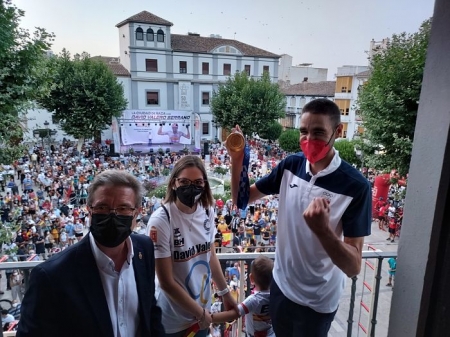 David Valero, junto a su mujer Sandra, su hijo Marco y el alcalde del municipio, es aclamado por los habitantes de Baza en la plaza del ayuntamiento (FRAN CALVO)