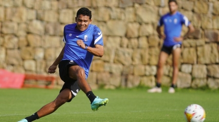 Carlos Bacca, durante el entrenamiento de esta mañana en el Marbella Football Center (PEPE VILLOSLADA / GCF)