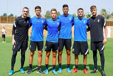 Los jugadores del filial que están completando la pretemporada con el primer equipo posan en el Marbella Football Center (PEPE VILLOSLADA / GCF)