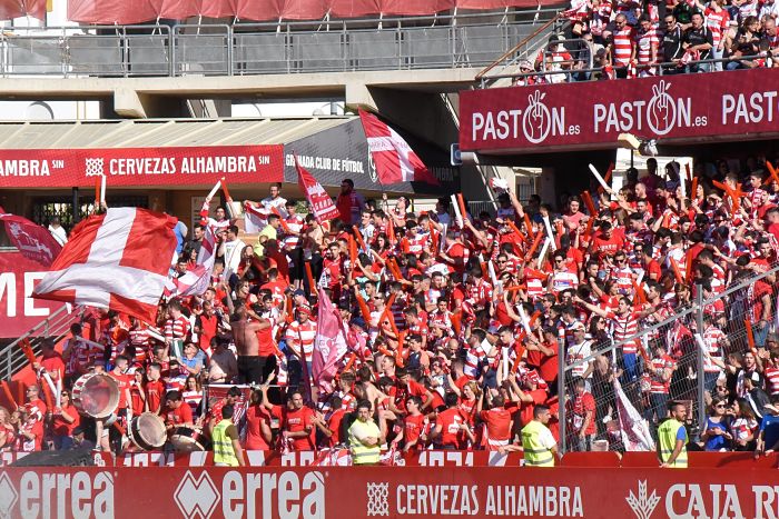 Los abonados del Granada podrán recoger su carnet físico en las taquillas del estadio a partir de hoy (JOSÉ M. BALDOMERO) Los abonados del Granada podrán recoger su carnet físico en las taquillas del estadio a partir de hoy (JOSÉ M. BALDOMERO)