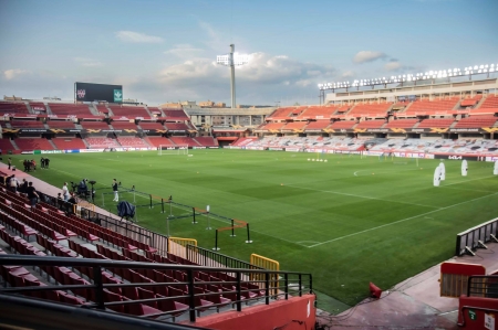 La Junta de Andalucía solo permite, por ahora, un 25 % de aforo en los estadios andaluces (JOSÉ VELASCO / GRJ)