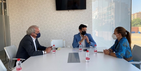José Antonio Huertas, Paco Cuenca y Patricia Rodríguez (de izq. a der.) durante la reunión mantenida esta mañana en el `Nuevo Los Cármenes` (TWITTER @PACOCUENCA)