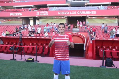 Luis Abram fue presentado como nuevo jugador del Granada (JOSÉ VELASCO / GRJ)