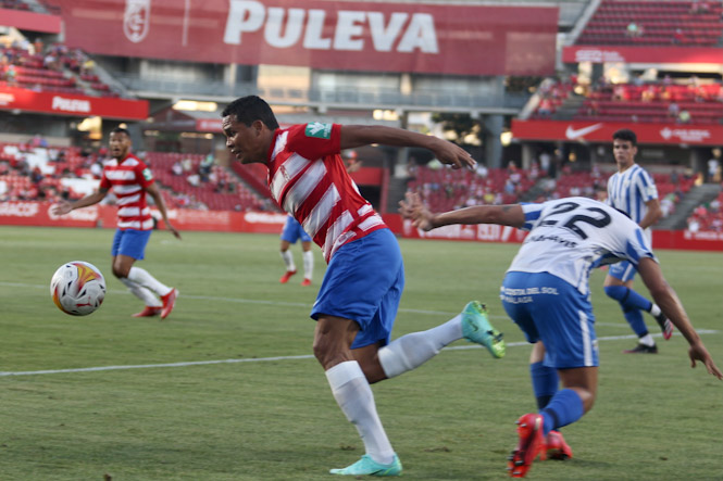 El Granada se llevó su trofeo tras vencer al Málaga en un `Nuevo Los Cármenes` con público (JOSÉ VELASCO) El Granada se llevó su trofeo tras vencer al Málaga en un `Nuevo Los Cármenes` con público (JOSÉ VELASCO)