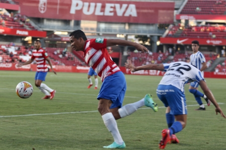 El Granada se llevó su trofeo tras vencer al Málaga en un `Nuevo Los Cármenes` con público (JOSÉ VELASCO)