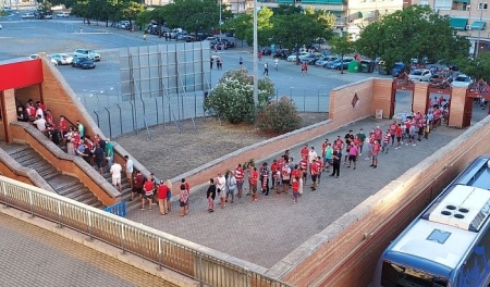 Colas ayer a las puertas del `Nuevo Los Cármenes` con el partido ya empezado (FRAN CALVO)