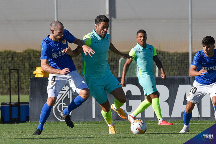 El Granada logró una victoria in extremis en su último amistoso de pretemporada ante el Linares en la Ciudad Deportiva (JOSÉ M. BALDOMERO) El Granada logró una victoria in extremis en su último amistoso de pretemporada ante el Linares en la Ciudad Deportiva (JOSÉ M. BALDOMERO)