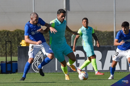 El Granada logró una victoria in extremis en su último amistoso de pretemporada ante el Linares en la Ciudad Deportiva (JOSÉ M. BALDOMERO)