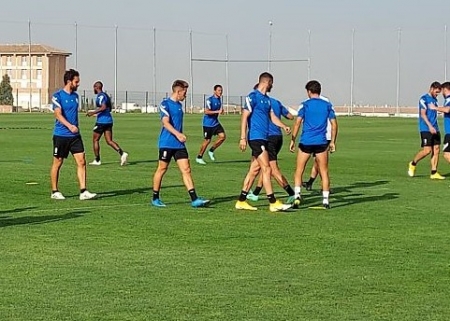Parte de jugadores del Granada, entre ellos Gonalons, durante el calentamiento en el entrenamiento de hoy (FRAN CALVO)
