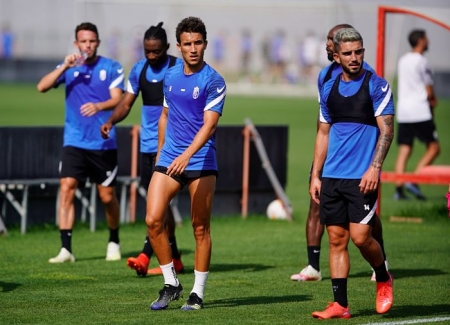 Momento del entrenamiento de hoy en la Ciudad Deportiva, donde aparece Eteki, al fondo, junto a sus compañeros (PEPE VILLOSLADA / GCF)