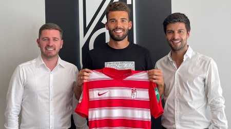 Luis Maximiano, en el centro, con la camiseta del Granada CF (A BOLA)