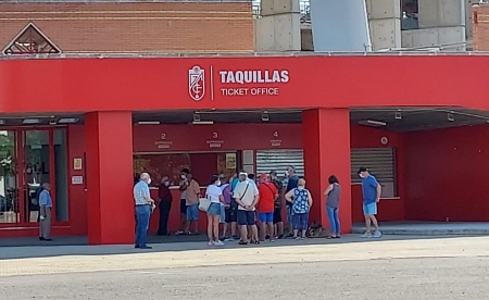 Las taquillas del `Nuevo Los Cármenes` atienden desde esta mañana de forma presencial la tramitación para entrar en el sorteo (FRAN CALVO)