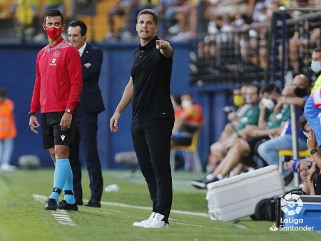 Robert Moreno, durante el Villarreal - Granada de ayer (LALIGA)
