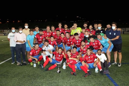 El Loja celebra su trofeo (PACO CASTILLO) 