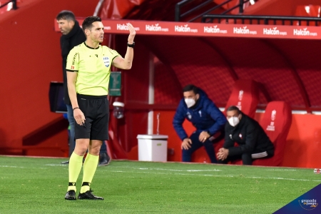 Del Cerro Grande, durante el Celta - Granada del curso pasado, arbitrará el Valencia - Granada del sábado (JOSÉ M. BALDOMERO)